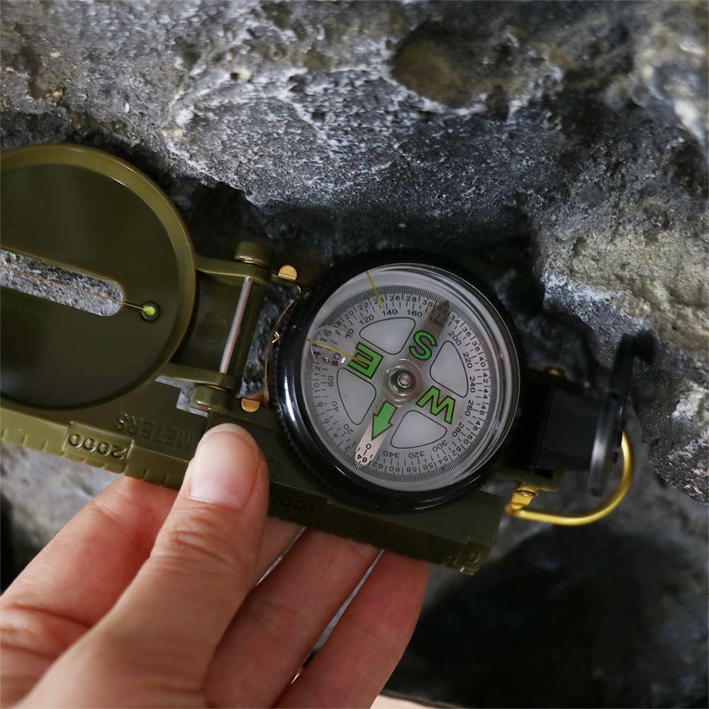 Compass Lensatic - 防水仕様のプロフェッショナルコンパス。金属製で、アルミニウム合金を使用。屋外用で、レンズ付きの折りたたみ式コンパス。キャンプ用。